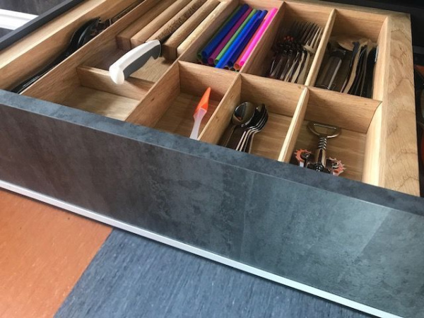 Лоток TETRIS V3 с держ. ножей в ящик Blum LEGRABOX дуб в базу 900