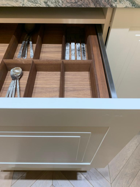 Лоток TETRIS V1 для стол. приборов в ящик Blum LEGRABOX орех в базу 600