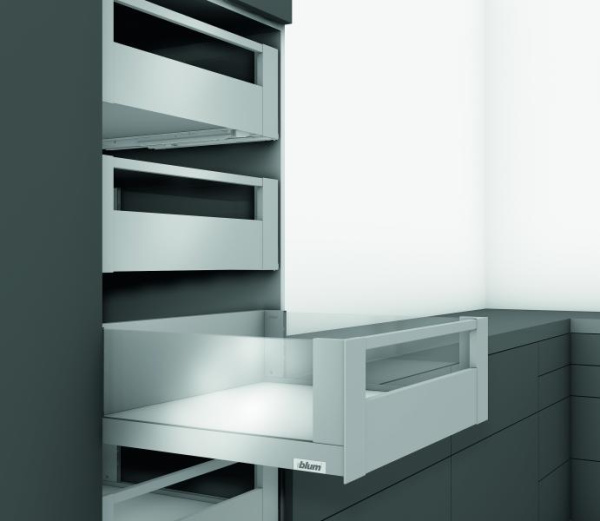 LEGRABOX pure. Высокий внутренний ящик – передняя панель с релингом – высота “C”