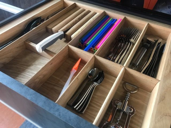 Лоток TETRIS V2 с держ. ножей в ящик Blum LEGRABOX дуб в базу 600