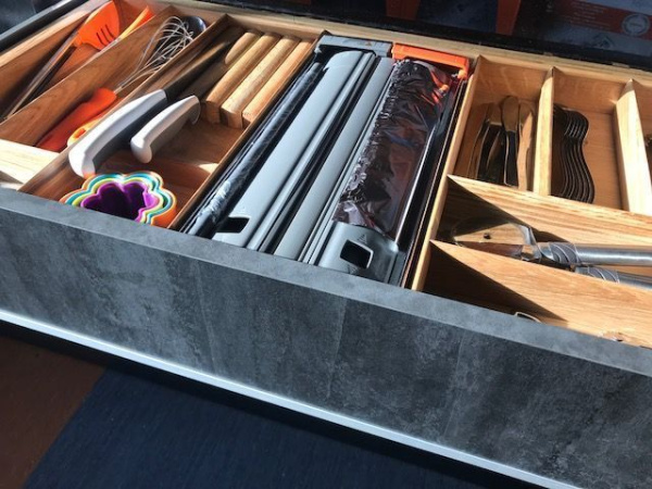 Лоток TETRIS V2 с держ. ножей в ящик Blum LEGRABOX дуб в базу 900