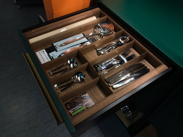 Лоток TETRIS V1 для стол. приборов в ящик Blum LEGRABOX орех в базу 600