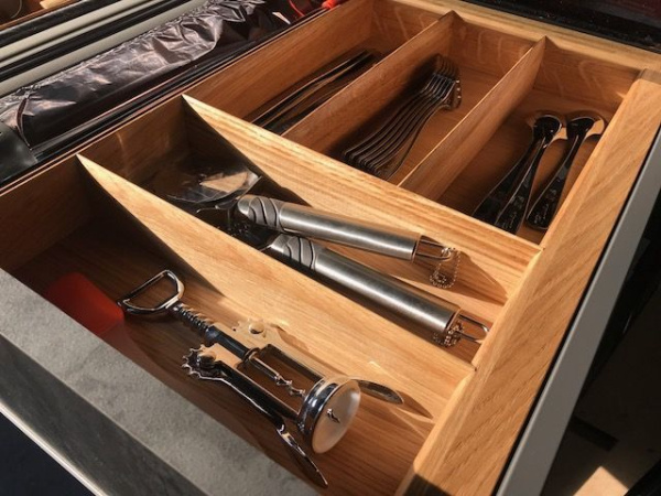 Лоток TETRIS для стол. приборов в ящик Blum TANDEMBOX дуб в базу 900
