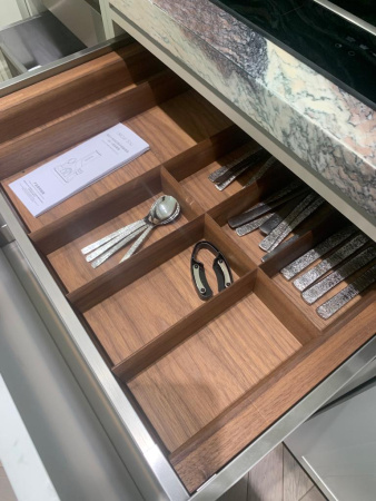 Лоток TETRIS V1 для стол. приборов в ящик Blum LEGRABOX орех в базу 600